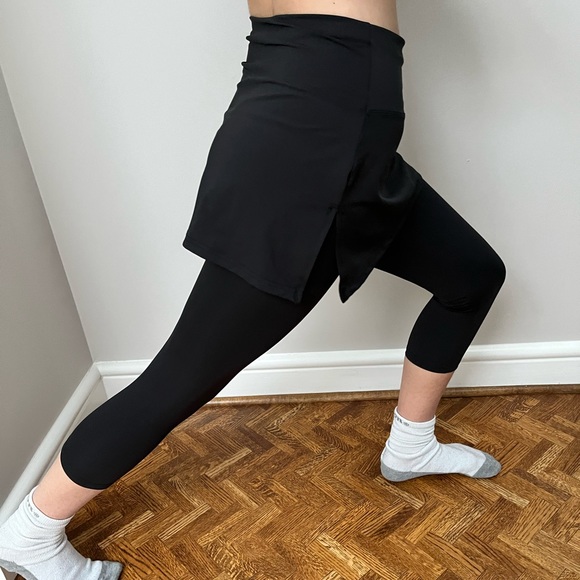 Leggings that are attached underneath a skirt by Fila! - Picture 2 of 6